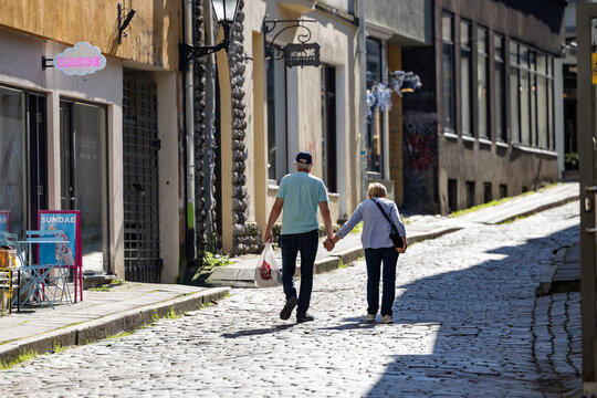 Para starych ludzi idzie ulicą. Spacer 
