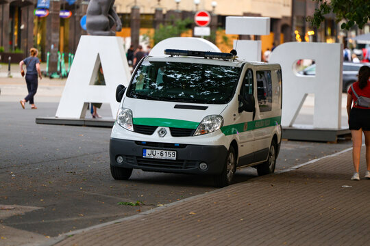 Policja Łotewska  na patrolu w Rydze. 