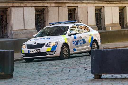 Policja Łotewska  na patrolu w Rydze. 