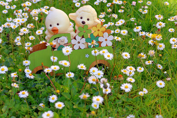 décoration pour Pâques dans le jardin © helenedevun