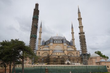 Obraz premium Travel türkiye edirne selimiye mosque edirne undergoing extensive restoration work turkey