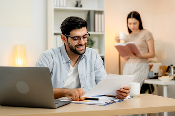 Obraz premium Concept of Online education. man use Online education training and e-learning webinar on internet for personal development and professional qualifications. Digital courses to develop new skills.