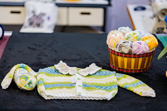 FRANCE-CRAFT-KNITTING-CROCHET-PREMATURE-BABY-CLOTHING-HANDMADE