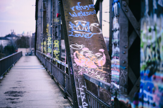 Hafenpark, Frankfurt am Main , Deutschherrenbr&uuml;cke mit Graffiti
