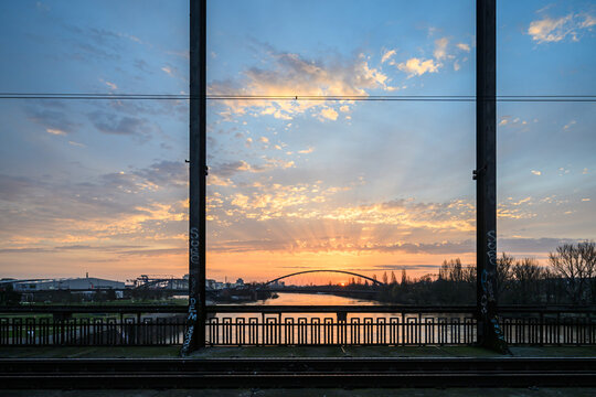 Hafenpark, Frankfurt am Main bei Sonnenaufgang mit Osthafenbr&uuml;cke