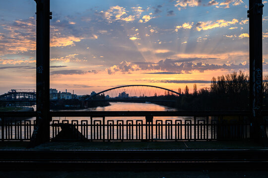 Hafenpark, Frankfurt am Main bei Sonnenaufgang mit Osthafenbr&uuml;cke