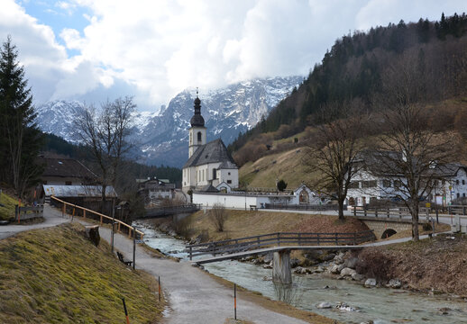 Kirche in Ramsau mit Ache