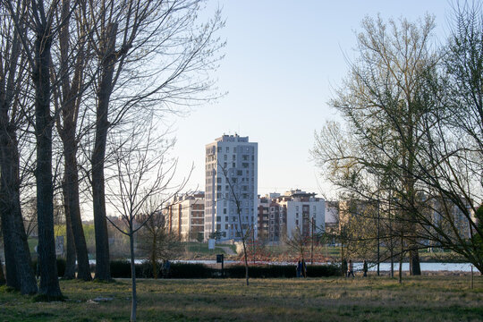 Edificios modernos junto al r&iacute;o en un entorno urbano con zonas verdes en Burgos, Espa&ntilde;a