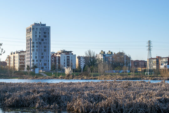 Edificios modernos junto al r&iacute;o en un entorno urbano con zonas verdes en Burgos, Espa&ntilde;a