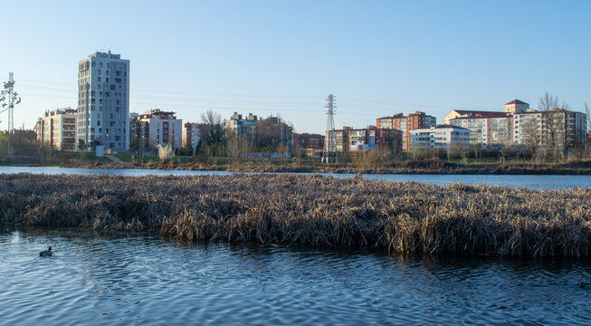 Edificios modernos junto al r&iacute;o en un entorno urbano con zonas verdes en Burgos, Espa&ntilde;a