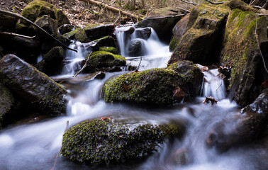 Górski strumień pełen zielonych kamieni i wodnej roślinności © kubikactive