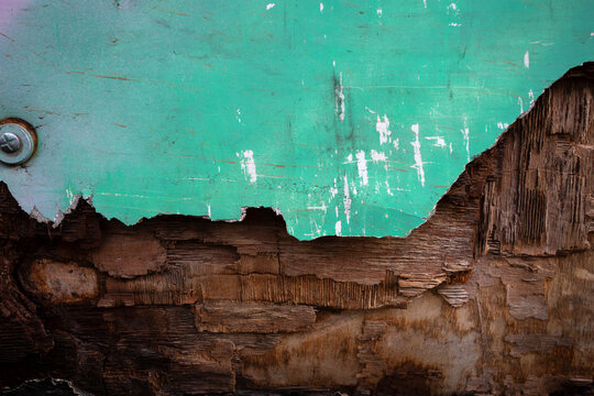 Planche de bois qui se d&eacute;sagr&egrave;ge avec l'humidit&eacute;