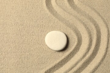 Obraz premium Stone on the sand with patterns. Zen concept