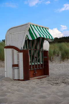 Ein Strandkorb am Strand der Ostsee.
