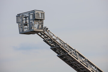 Naklejka premium Detail eines Feuerwehrautos mit ausfahrbarer Leiter. 