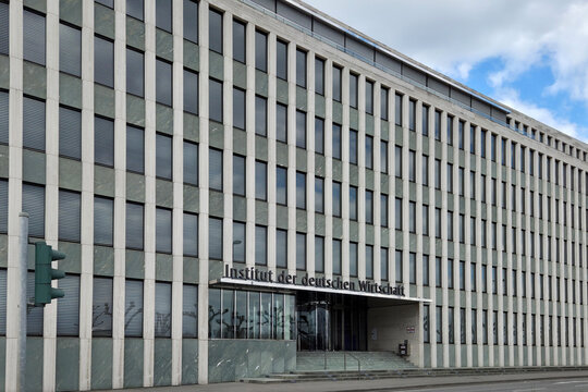 Das Institut der deutschen Wirtschaft (IW) an dem Konrad-Adenauer-Ufer in K&ouml;ln