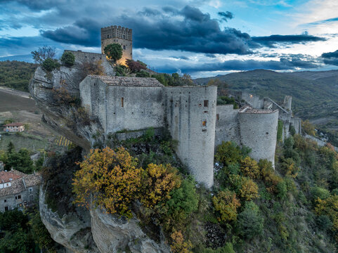 Aerial Views of Roccascalegna: "Sky Castle" on a Sandstone Spur. Circular Angevin Towers: Three distinct rounded towers designed to deflect heavy artillery, a signature of the 15th and 16th-century Ar