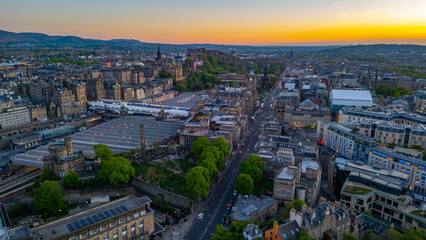 Obraz premium Sunset panorama of the old town of Edinburgh from calton hill, S