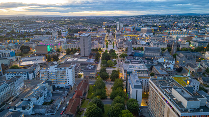 Obraz premium Sunset aerial view of downtown Plymouth, England