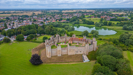 Summer day at Framlingham Castle in England © dudlajzov