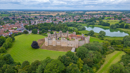 Summer day at Framlingham Castle in England © dudlajzov