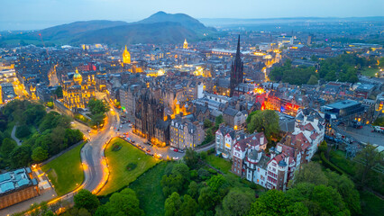 Fototapeta premium Sunset view of the old town of Edinburgh, Scotland