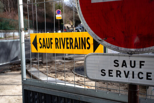 Chantier de voirie et passage interdit except&eacute; pour les riverains