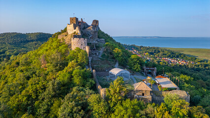 Obraz premium Sunrise view of Szigliget castle in Hungary