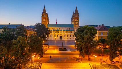 Obraz premium Sunset view of the basilica of Pecs in Hungary