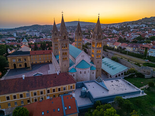 Obraz premium Sunset view of the basilica of Pecs in Hungary