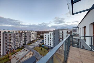 Balkon w nowoczesnym apartamencie z widokiem na osiedle mieszkaniowe © arteffect.pl