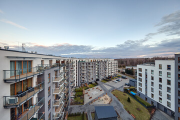 Balkon w nowoczesnym apartamencie z widokiem na osiedle mieszkaniowe © arteffect.pl