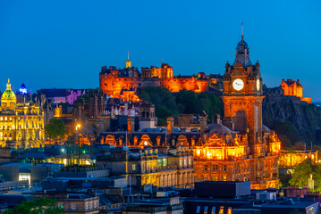 Obraz premium Sunset panorama of the old town of Edinburgh from calton hill, S