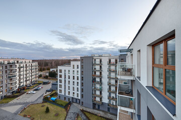 Balkon w nowoczesnym apartamencie z widokiem na osiedle mieszkaniowe © arteffect.pl