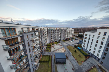Balkon w nowoczesnym apartamencie z widokiem na osiedle mieszkaniowe © arteffect.pl