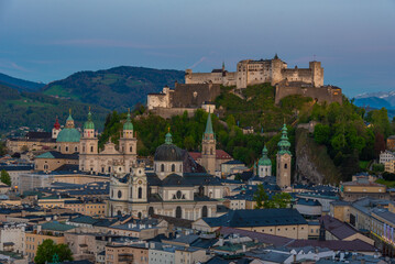 Obraz premium Sunset view of Hohensalzburg fortress overlooking the old town o