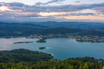 Obraz premium Sunset panorama view of Worthersee in Austria
