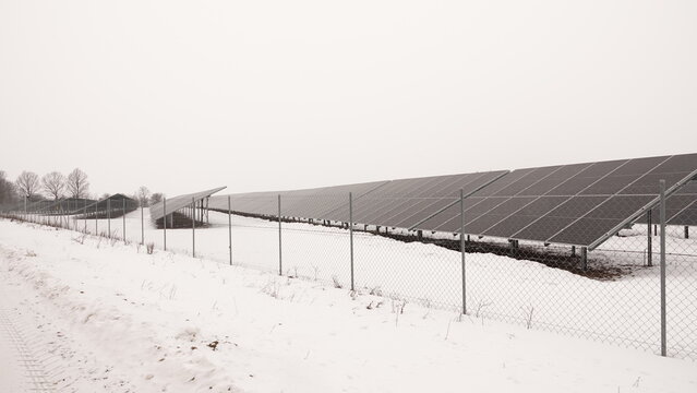 Farma paneli fotowoltaicznych w okresie zimowym 