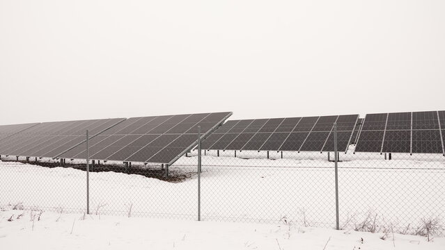 Farma paneli fotowoltaicznych w okresie zimowym 