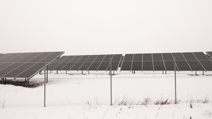 Farma paneli fotowoltaicznych w okresie zimowym  © tomo81