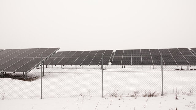 Farma paneli fotowoltaicznych w okresie zimowym 