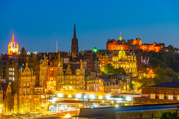 Obraz premium Sunset panorama of the old town of Edinburgh from calton hill, S