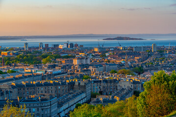 Obraz premium Sunset aerial view of harbour district of Edinburgh, Scotland