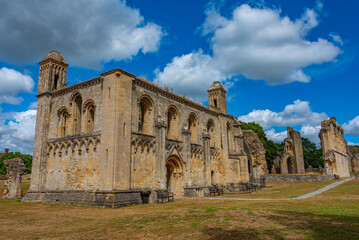 Obraz premium Summer day at Glastonbury Abbey in England