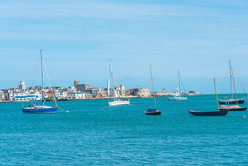 Obraz premium Boats and skyline of portsmouth, England