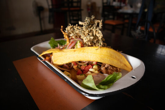 Chicharron de pescado con platanos fritos