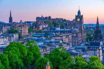 Fototapeta premium Sunset panorama of the old town of Edinburgh from calton hill, S