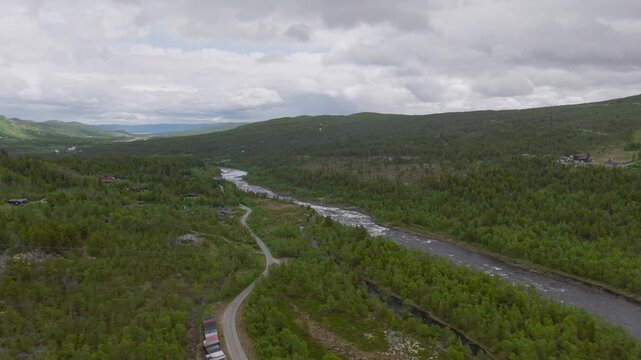 Drohnenflug &uuml;ber Fluss in Skandinavien, ruhige Sommerlandschaft mit sanftem Kameraschwenk