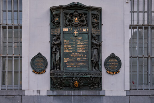 Close-up of the "Hulde aan onze Helden" World War I and II memorial plaque - Ghent, Belgium