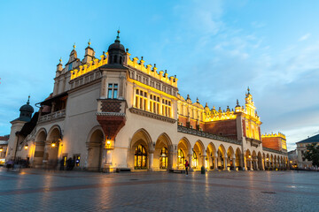 Obraz premium The Cloth Hall building at night in Krakow, Poland